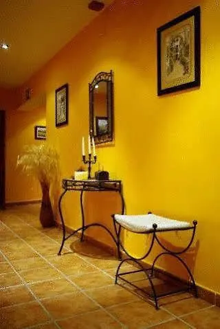 Hostal El Escudo De Михас 0*,
